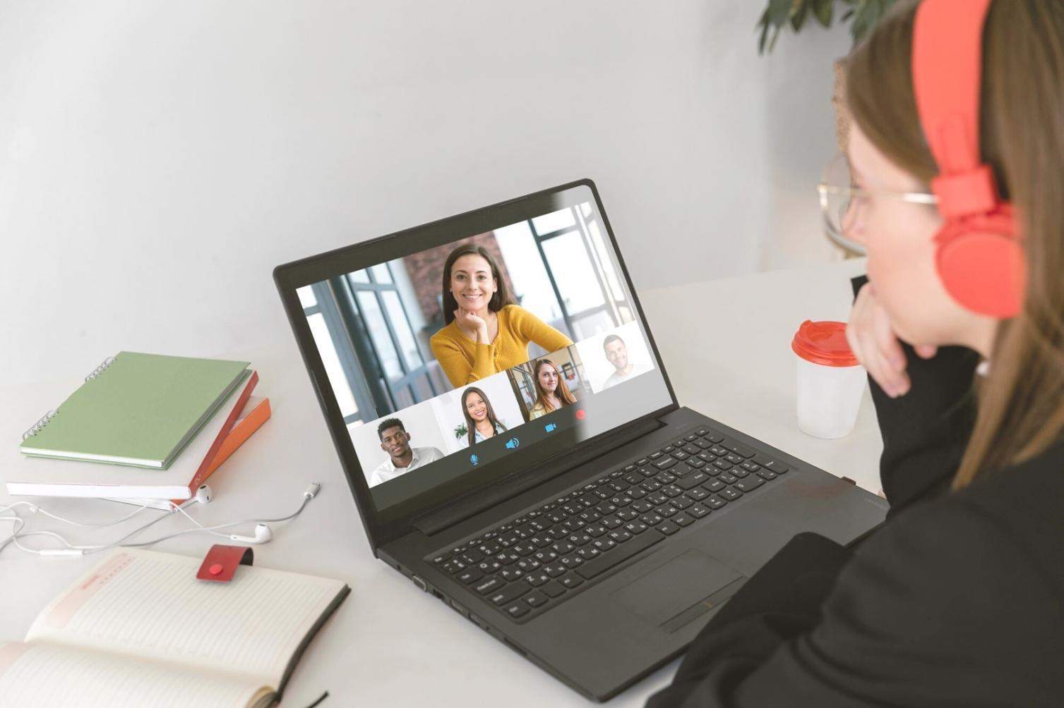 Студенты работают над финансовыми расчетами и анализом бюджета